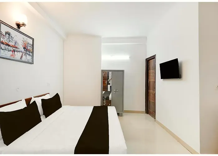 Citrine-suites Near Shri Radha Girdhar Gopal Temple - Restaurant - Lift And Parking Facilities - Fully Air Condition With Luxury Luxuary With Attached-balcony - A Rated