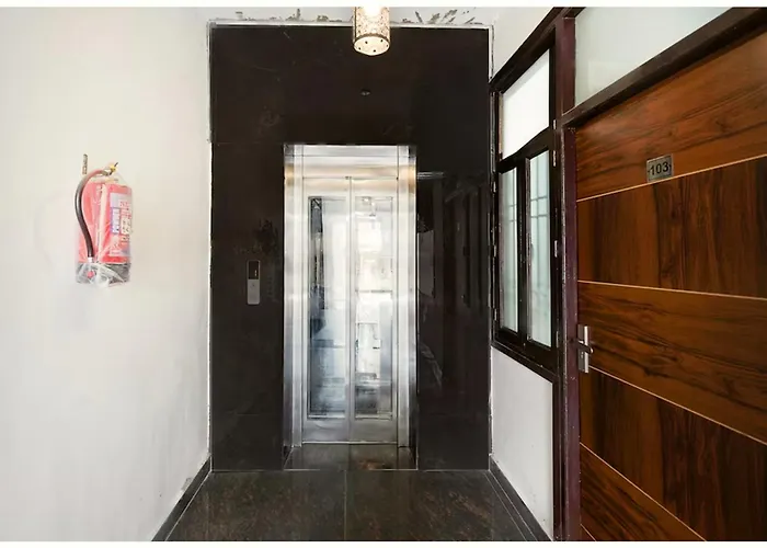 Citrine-suites Near Shri Radha Girdhar Gopal Temple - Restaurant - Lift And Parking Facilities - Fully Air Condition With Luxury Luxuary With Attached-balcony - A Rated