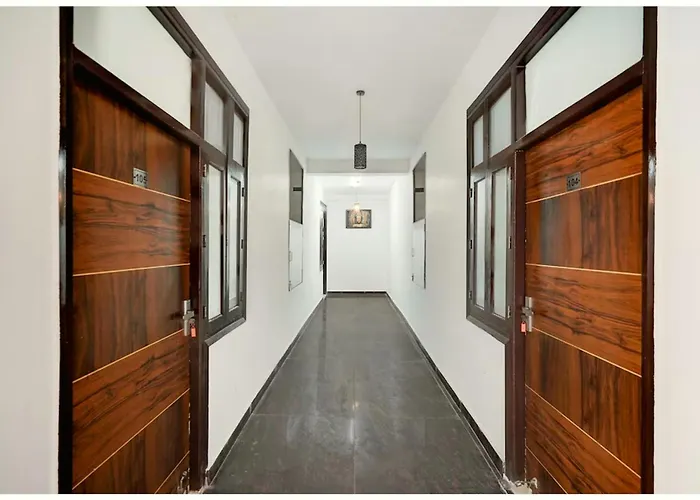 Citrine-suites Near Shri Radha Girdhar Gopal Temple - Restaurant - Lift And Parking Facilities - Fully Air Condition With Luxury Luxuary With Attached-balcony - A Rated 4*